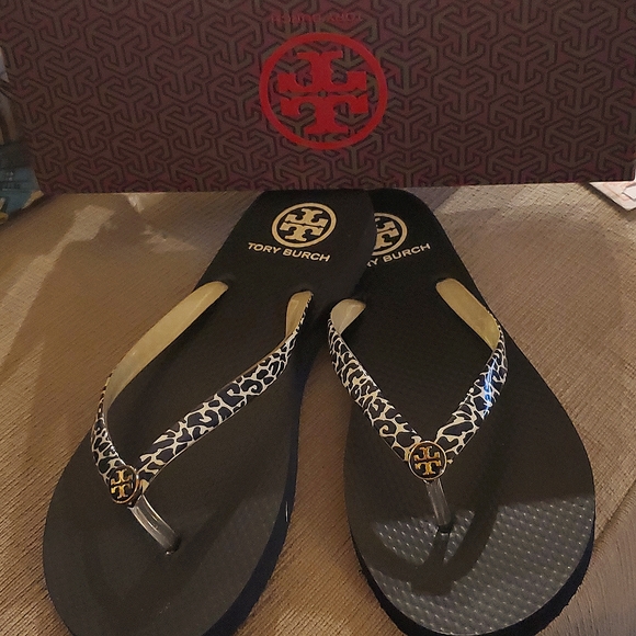 Tory Burch NIB leopard printed thin flip flop